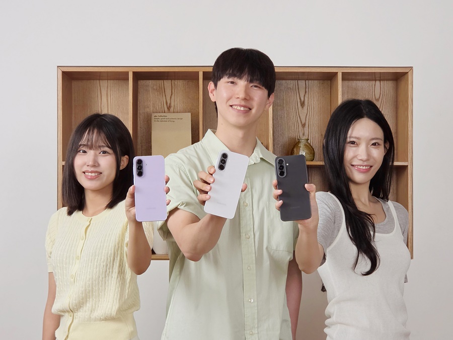 ▲ 삼성전자 모델들이 새롭게 출시한 '갤럭시 A37 5G'를 소개하는 모습ⓒ삼성전자