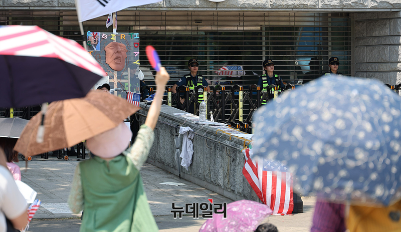 ▲ 서울 송파구 올림픽공원 핸드볼경기장에서 개표소 봉쇄 시위가 이어지는 가운데 경찰이 근무를 서고 있다. ⓒ정상윤 기자