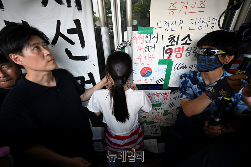 ▲ 6·3 지방선거 투표용지 부족 사태로 시작한 서울 송파구 올림픽공원 핸드볼경기장 일대 '개표소 봉쇄 시위'가 이어지는 가운데 16일 한 시민이 대한체육회 등 입주 단체 관계자들의 진입을 막아서고 있다 ⓒ서성진 기자