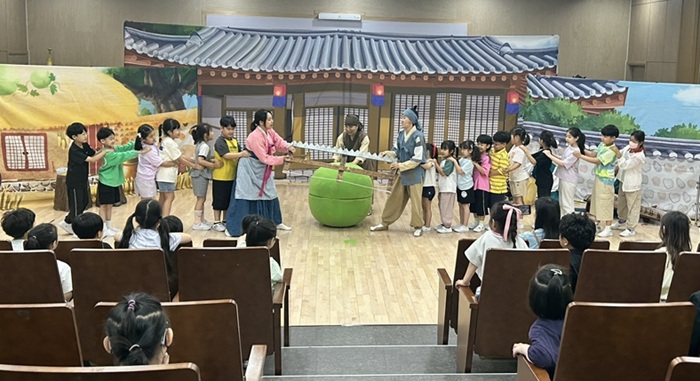 ▲ 온양초등학교병설유치원 마당극 공연 모습.ⓒ충남교육청