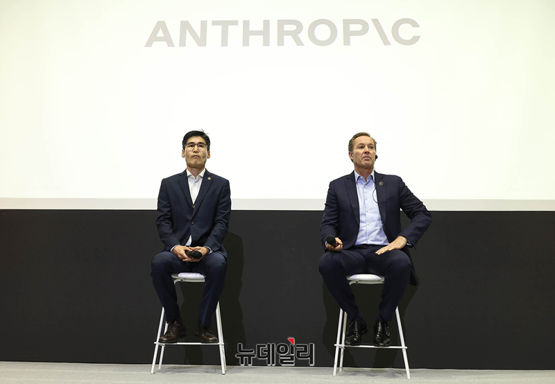 ▲ 17일 여의도 콘래드 호텔에서 앤트로픽 서울오피스 출범 기자간담회를 진행 중인 최기영 앤트로픽 한국 대표(왼쪽)와 크리스 차우리(Chris Ciauri) 앤트로픽 인터내셔널 총괄.ⓒ정상윤 기자