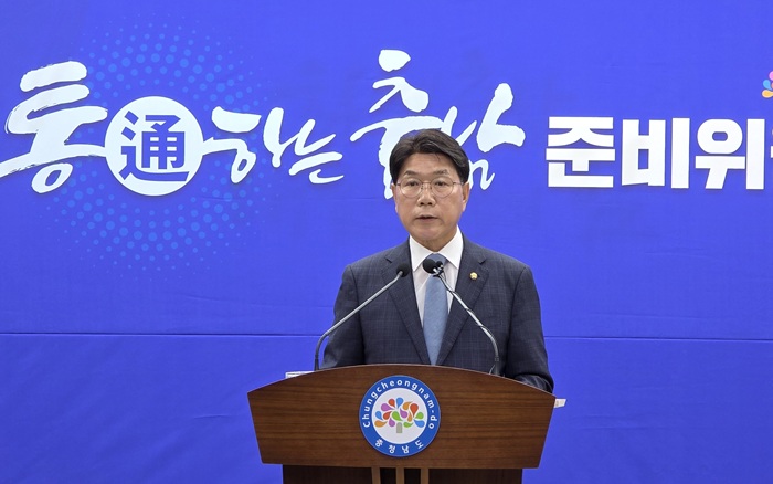 ▲ 이재관 통(通)하는 충남 준비위원회 위원장이 18일 오전 충남도청 프레스센터에서 기자회견을 열고 충남도의 재정 현황과 향후 재정 운용 방향에 대해 설명하고 있다.ⓒ통(通)하는 충남 준비위원회