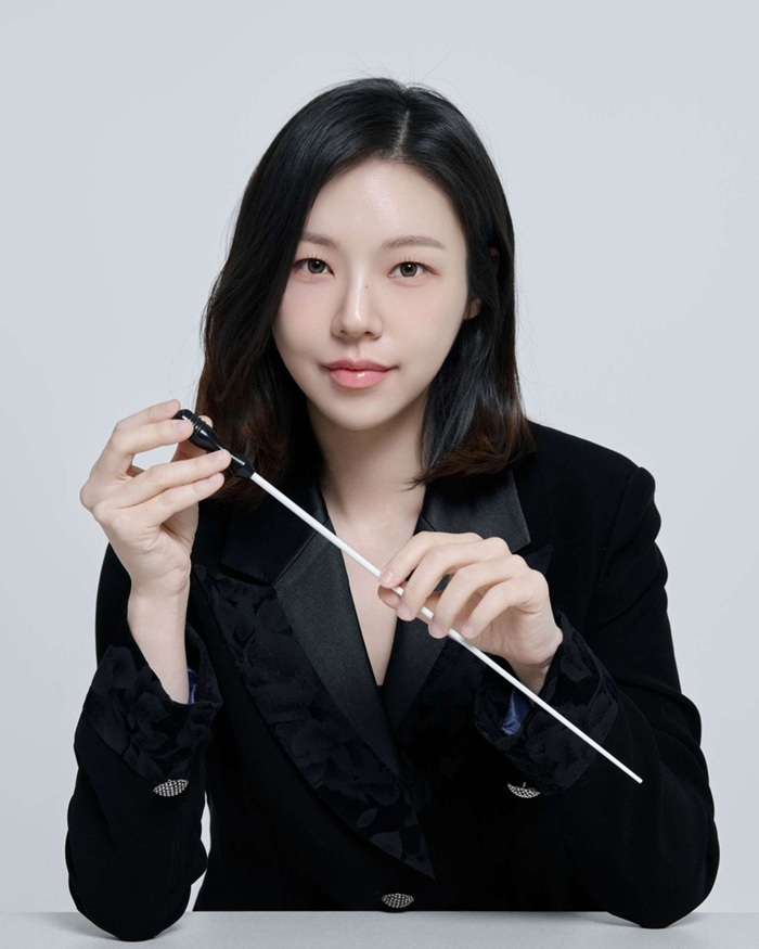 ▲ 대통령 직속 국민통합위원회(위원장 이석연)가 18일 오전 정부서울청사에서 진솔 지휘자를 국민통합위원회 홍보대사로 위촉했다. 지난 5월 박항서 북중미월드컵 지원단장에 이어 두 번째다. ⓒ국민통합위원회
