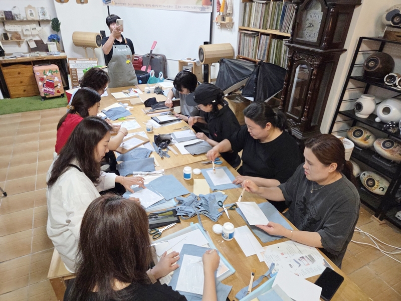 ▲ 비영리스타트업 시소가 17일 경력단절 여성을 대상으로 폐청바지와 친환경 종이를 활용한 업사이클링 북바인딩 클래스를 진행하고 있다. ⓒ충북시민사회지원센터