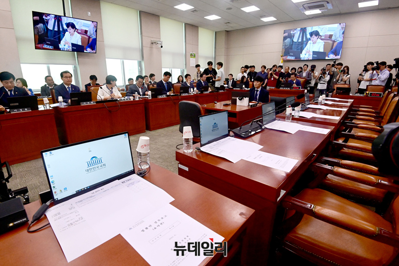 ▲ 법제사법위원회 첫 전체회의가 지난 12일 오후 국회에서 국민의힘 의원들이 상임위 일정 보이콧을 선언한 가운데 야당 단독으로 열리고 있다. ⓒ이종현 기자
