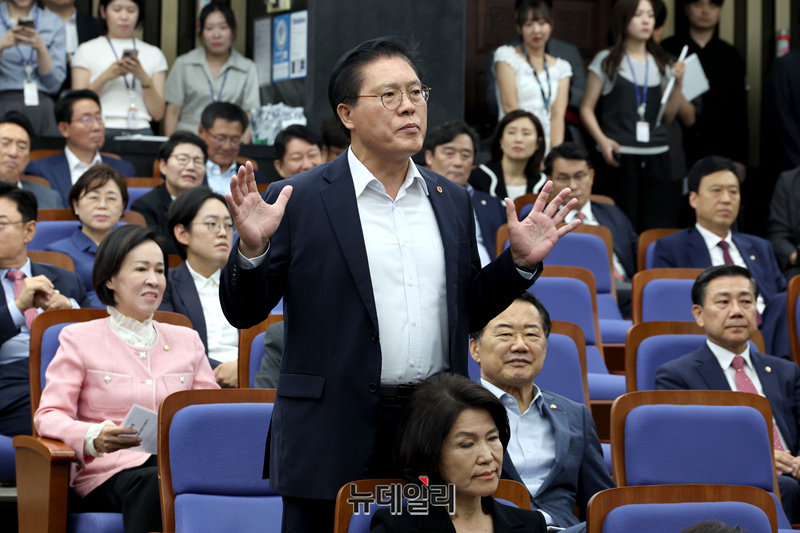 ▲ 송석준 국민의힘 의원이 지난 17일 국회에서 열린 의원총회에서 공개 발언 요구를 하는 모습. ⓒ이종현 기자