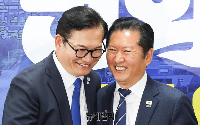 ▲ 전당대회 돈봉투 의혹 사건 무죄 확정 후 더불어민주당에 복당한 송영길 전 대표가 지난 4월 24일 인천 연수구 정지열 연수구청장 후보 선거사무실에서 열린 민주당 현장 최고위원회의에서 정청래 대표와 인사하는 모습. ⓒ서성진 기자