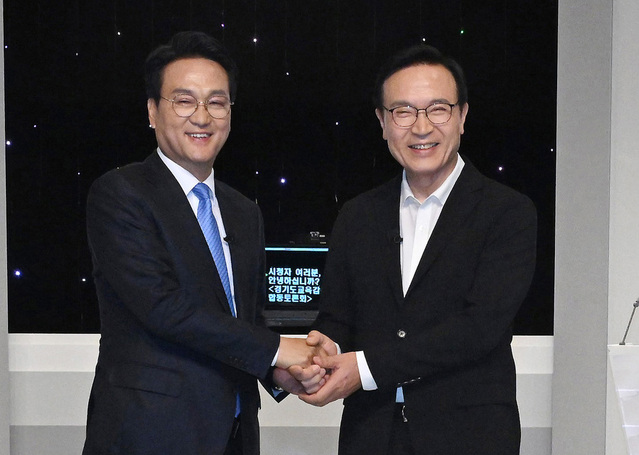 ▲ 안민석(왼쪽), 임태희 경기도교육감 후보가 지난달 26일 서울시 마포구 상암동 SBS프림즈타워에서 열린 제9회 전국동시지방선거 경기도교육감 후보자 토론회에서 기념 촬영을 하는 모습. ⓒ뉴시스