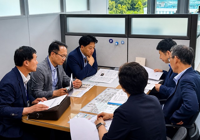 ▲ 경주시 관계자들이 지난 17일 기획예산처를 방문해 경주APEC 외교문화원 설립과 세계경주포럼 정례화 등 포스트 APEC 핵심사업의 국비 지원 필요성을 설명하고 있다.ⓒ경주시