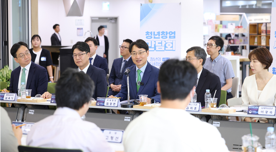 ▲ 임광현 국세청장이 18일 서울 강동구 서울먹거리창업센터에서 농식품 분야 푸드테크 스타트업 청년 창업자들과 현장소통 간담회를 열고 있다. ⓒ국세청