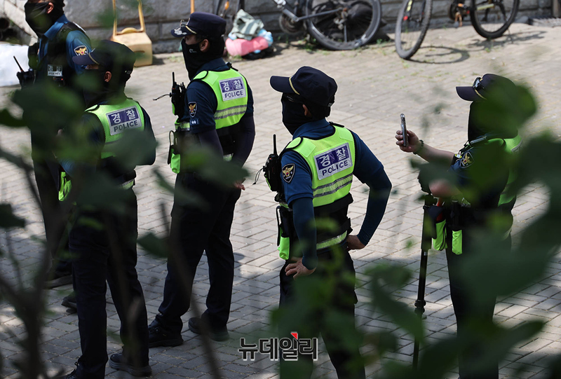 ▲ 6·3지방선거 투표용지 부족 사태로 촉발된 잠실 개표소 봉쇄 집회가 14일째를 맞은 18일 오전 서울 송파구 올림픽공원 핸드볼경기장 개표소 현장. ⓒ정상윤 기자