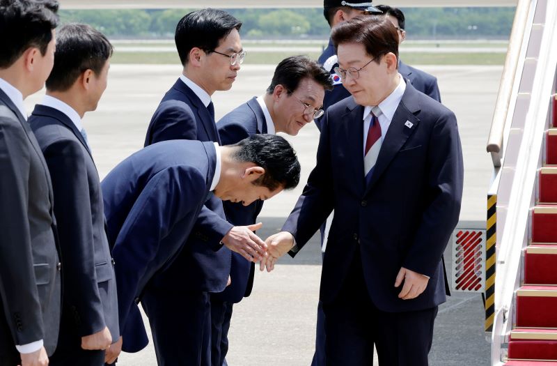 ▲ G7 정상회의 등 유럽 순방 일정을 마친 이재명 대통령이 18일 경기 성남 서울공항에 도착해 정청래 더불어민주당 대표와 인사하고 있다. ⓒ뉴시스