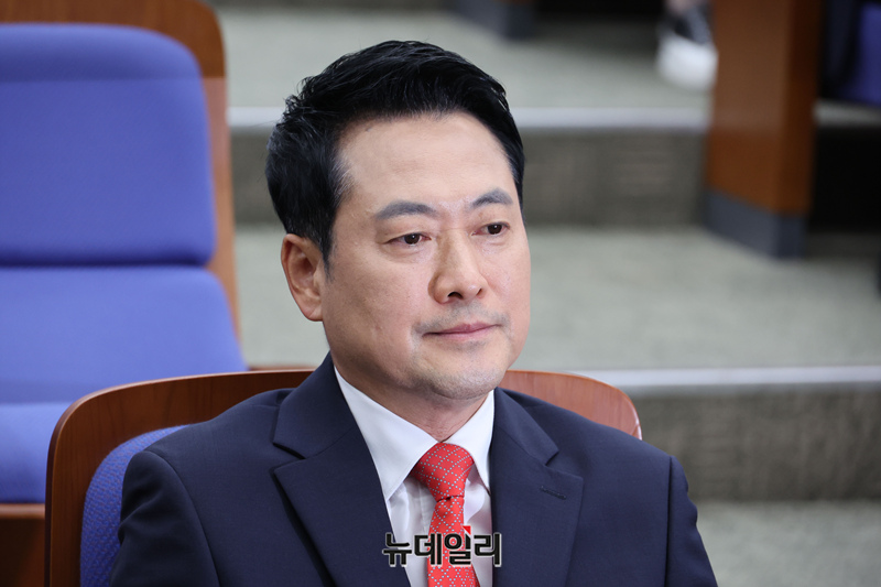 ▲ 장동혁 국민의힘 대표가 지난 17일 국회에서 열린 의원총회에 참석해 자리에 앉아 있는 모습. ⓒ이종현 기자