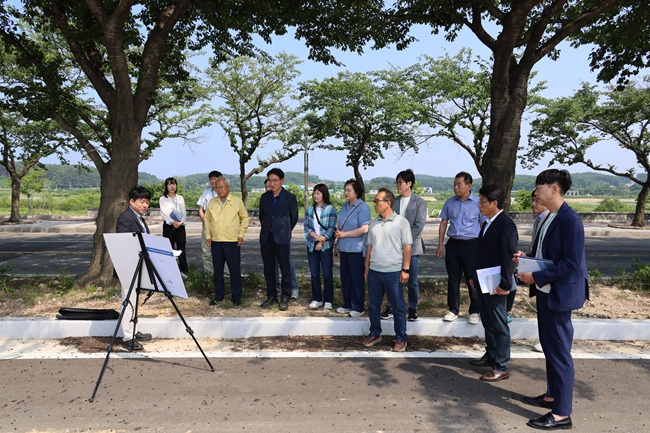 ▲ 합동 점검반은 지난 17일 오색삭도 설치, 양양역세권 개발, 연어 자연 산란장 사업 현장을 방문해 사업 진척 상황을 점검했다. ⓒ양양군
