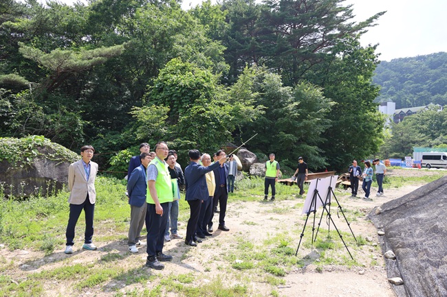 ▲ 합동 점검반은 지난 17일 오색삭도 설치, 양양역세권 개발, 연어 자연 산란장 사업 현장을 방문해 사업 진척 상황을 점검했다. ⓒ양양군