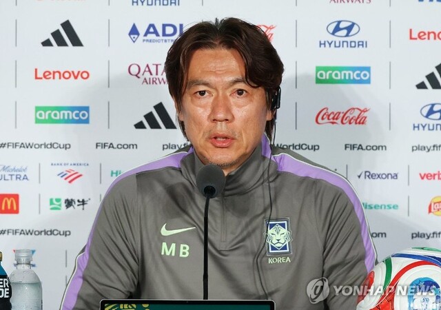 ▲ 2026 북중미 월드컵에 출전한 한국 축구 국가대표팀의 홍명보 감독이 멕시코전을 하루 앞둔 17일(현지시간) 멕시코 과달라하라 스타디움에서 열린 공식 기자회견에서 질문에 답하고 있다. ⓒ연합뉴스