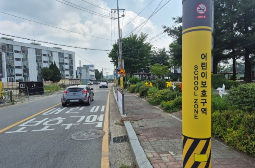▲ 어린이보호구역내 가로 시설물에 불법 광고물 부착방지 사업을 추진한다 ⓒ양주시 제공