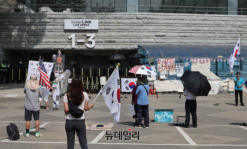 ▲ 6·3지방선거 투표용지 부족 사태로 촉발된 잠실 개표소 봉쇄 시위가 14일째를 맞은 18일 오전 서울 송파구 올림픽공원 핸드볼경기장 현장. ⓒ정상윤 기자