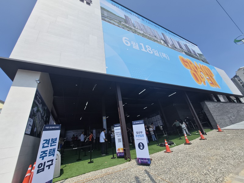 ▲ 18일 인천 서구 원당동에 마련된 '더샵 검단레이크파크' 견본주택을 찾은 방문객들이 입장을 기다리고 있다.ⓒ신유진 기자