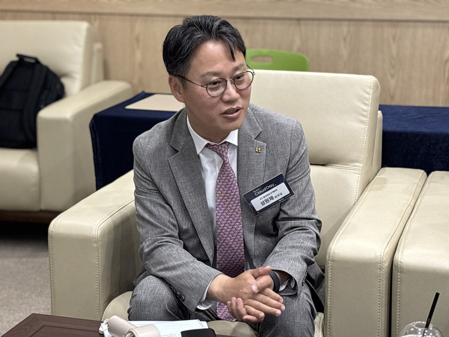 ▲ 성원제 KT 동부법인고객본부장이 18일 오후 부산 벡스코에서 열린 ‘부산 클라우드 데이 2026’에서 기자들과 만나 질의에 답하고 있다. ⓒ곽예지 기자