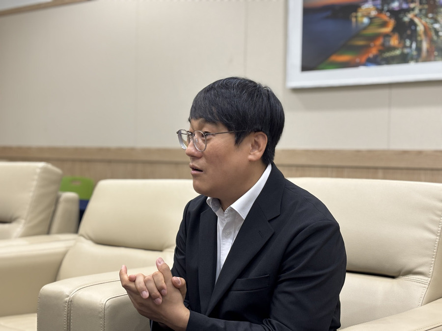 ▲ 노희철 KT 엔터프라이즈부문 AX컨설팅팀장이 18일 오후 부산 벡스코에서 열린 ‘부산 클라우드 데이 2026’에서 기자들과 만나 질의에 답하고 있다. ⓒ곽예지 기자