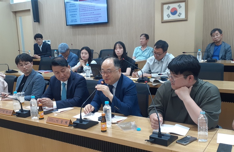 ▲ 대통령 직속 국민통합위원회 정치갈등해소 분과위원회가 18일 오후 2시 경북대학교 교수회 대회의실에서 '대구 현장 경청 간담회'를 개최하고 정치·이념 및 지역 갈등 해소를 위한 시민들의 다양한 의견을 청취했다. ⓒ국민통합위원회