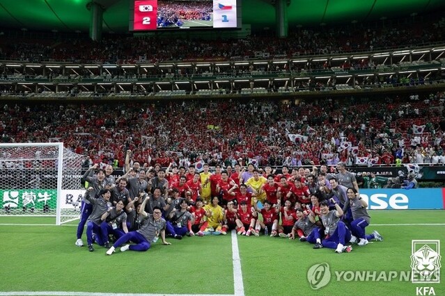 ▲ 한국 축구 대표팀 선수와 코칭스태프들이 11일(현지시간) 멕시코 사포판 과달라하라 스타디움에서 열린 2026 북중미 월드컵 A조 1차전 체코와의 경기에서 2-1 역전승을 거둔 뒤 기념촬영을 하고 있다. ⓒ연합뉴스