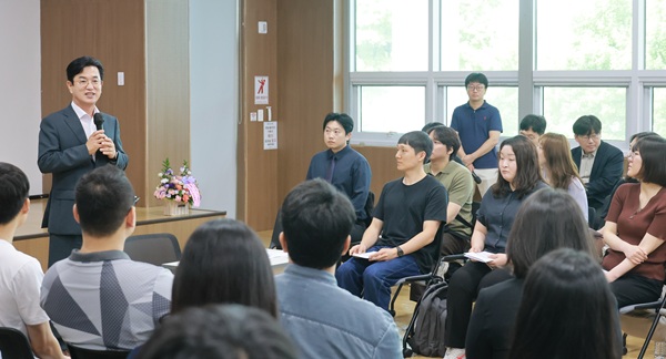 ▲ 허태정 대전시장 당선인이 17일 노동자와의 만남에 이어 18일 청년들과 직접 마주하며 “청년이 머물고 성장하는 청년특별시 대전을 만들겠다”고 밝혔다.ⓒ허태정 당선인