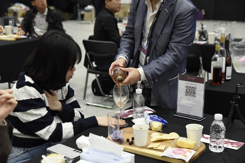 ▲ 영동군농업기술센터가 18일 서울 코엑스에서 열린 '2026 서울국제주류&와인박람회'에서 영동와인 홍보·판매와 소비자 체험형 와인 아카데미를 운영하고 있다. ⓒ영동군