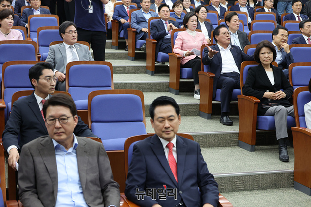 ▲ 송석준 국민의힘 의원이 지난 17일 국회에서 열린 의원총회에서 공개 발언을 요구하는 모습. ⓒ이종현 기자