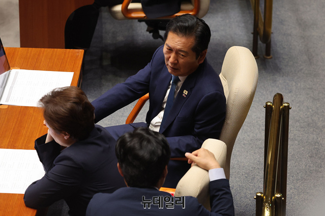 ▲ 정청래 더불어민주당 대표가 18일 국회에서 열린 본회의에 참석해 의원들과 대화를 나누고 있다. ⓒ이종현 기자