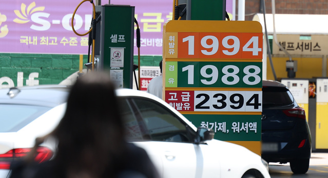 ▲ 미국 이란 간 종전 협상 타결에 따른 중동 불확실성 완화로 국제유가가 3개월 만에 최저치를 기록했다. 16일 런던 ICE 선물거래소에서 8월 인도분 브렌트유 선물 종가는 전 거래일보다 5.1% 하락한 배럴단 78.96달러를 기록했다. 사진은 17일 서울 시내 주유소의 모습. 2026.06.17. ⓒ뉴시스