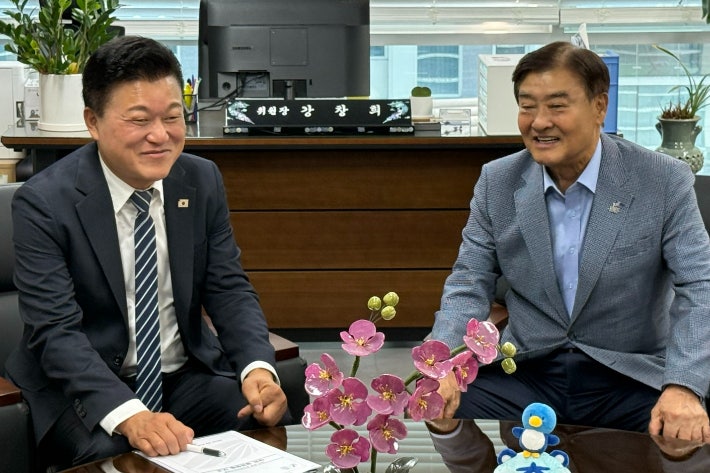 ▲ 신용한 충북지사 당선인이 18일 강창희 2027 충청 유니버시아드대회 조직위원장과 면담을 하고 있다. ⓒ인수위원회