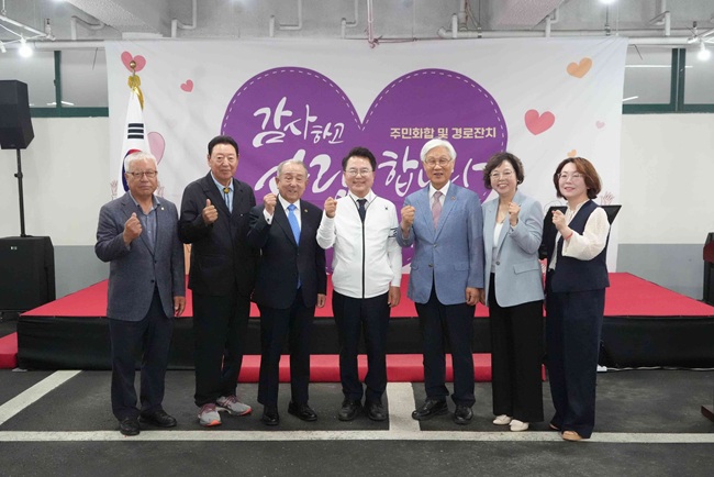 ▲ 후평2동 통장협의회(회장 박미라)가 주최한 후평2동 주민화합 및 경로잔치가 18일 후평2동 행정복지센터에서 지역 주민 400여 명이 참석한 가운데 육동한 춘천시장이 축사를 통해 어르신들의 건강과 행복을 기원하고 주민 화합을 위한 노고에 감사의 뜻을 전했다. ⓒ춘천시