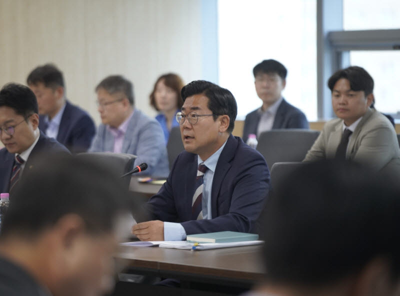 ▲ 박찬대 인천시장 당선인이 17일 연수구 송도 G타워에서 인수위원회 업무보고를 받고 있다.ⓒ박찬대 인수위원회 제공