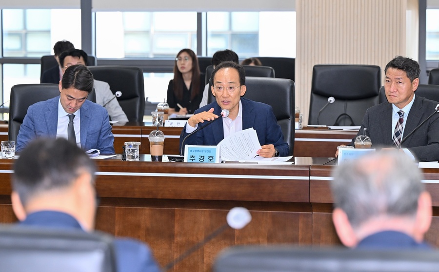 ▲ 추경호 당선인이 18일 오후 달성군 국가물산업클러스터를 찾아 기후위기 대응과 미래 먹거리를 책임질 물산업 지원 시설들을 면밀히 살폈다.ⓒ추경호 대구시장직 인수위