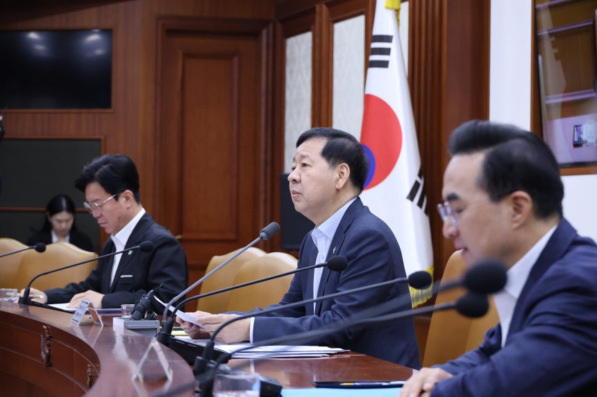 ▲ 구윤철 부총리 겸 재정경제부 장관이 19일 서울 종로구 정부서울청사에서 열린 비상경제본부 회의 겸 경제ㆍ대외경제관계장관회의를 주재하고 있다. ⓒ연합뉴스