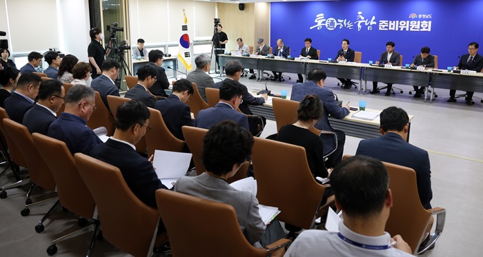 ▲ 박수현 충남도지사 당선인이 18일 충남도청에서 열린 ‘통(通)하는 충남 준비위원회’ 업무보고에서 도정 주요 현안에 대한 보고를 받고 있다.ⓒ도지사직 인수위원회