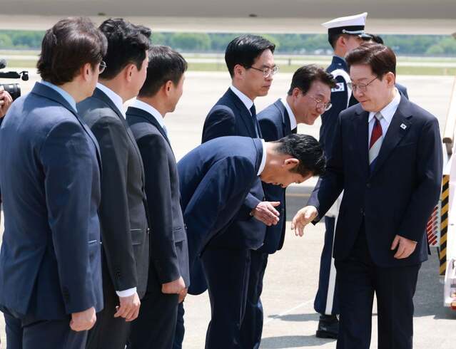▲ G7 정상회의와 유럽 순방을 마치고 귀국한 이재명 대통령이 지난 18일 성남 서울공항에서 환영나온 더불어민주당 정청래 대표와 인사하는 모습. ⓒ연합뉴스