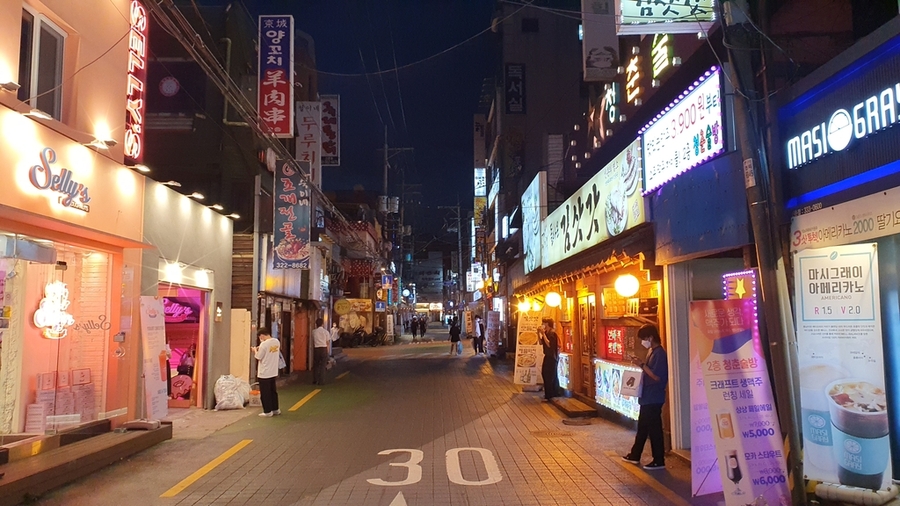 ▲ 한산한 신촌 먹자골목. ⓒ연합뉴스