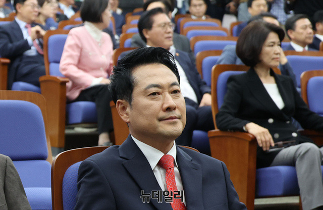 ▲ 장동혁 국민의힘 대표가 지난 17일 국회에서 열린 의원총회에 참석해 자리에 앉아 있다. ⓒ이종현 기자