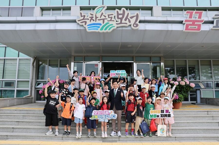 ▲ 김철우 보성군수, 군청 찾은 초등학생들과 소통_김철우 보성군수와 보성초등학교 2학년 학생들이 보성군청 앞에서 기념사진을 촬영하고 있다.ⓒ보성군 제공