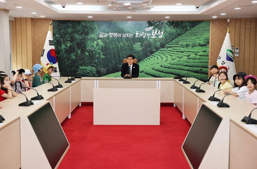 ▲ 김철우 보성군수, 군청 찾은 초등학생들과 소통_김철우 보성군수가 보성군청에 방문한 보성초등학교 2학년 학생들과 면담시간을 가지고 있다.ⓒ보성군 제공