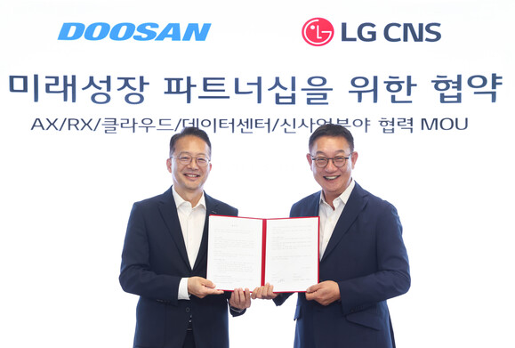 ▲ 업무협약식이 끝나고 ㈜두산 유승우 사장(왼쪽)이 LG CNS 현신균 사장과 기념사진을 촬영하고 있다. ⓒ두산