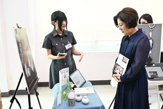 ▲ 문화도시 안성-한경국립대 협력사업 성과발표회에서 작품을 관람하고 있는 김보라 시장ⓒ안성시 제공
