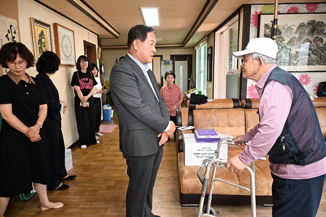 ▲ 심재국 평창군수가 19일 조국을 위해 헌신한 참전유공자 가정을 직접 찾아 위문하고, 식료품과 생활용품으로 구성된 '감사함(函)'을 전달하며 감사와 존경의 마음을 전했다. ⓒ평창군