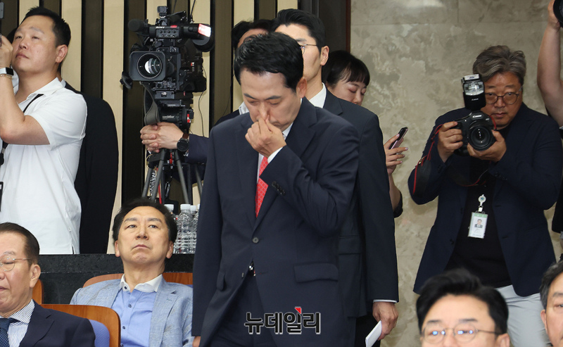 ▲ 장동혁 국민의힘 대표가 지난 17일 국회에서 열린 의원총회에 참석하는 모습. ⓒ이종현 기자
