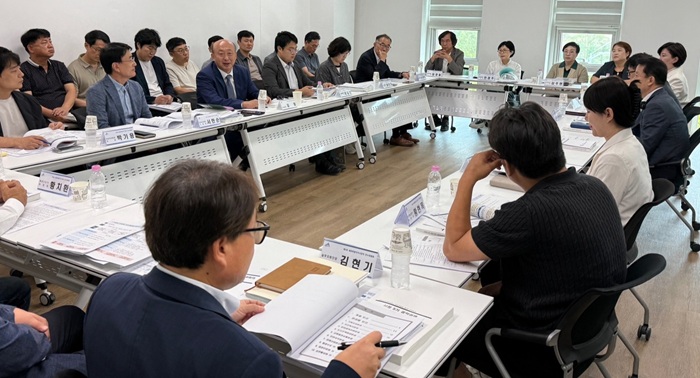 ▲ 세종시장직 인수위원회가 19일 집현동 행복누림터에서 김영 인수위원장 주재로 제2차 전체회의를 하고 있다.ⓒ세종시장직 인수위원회