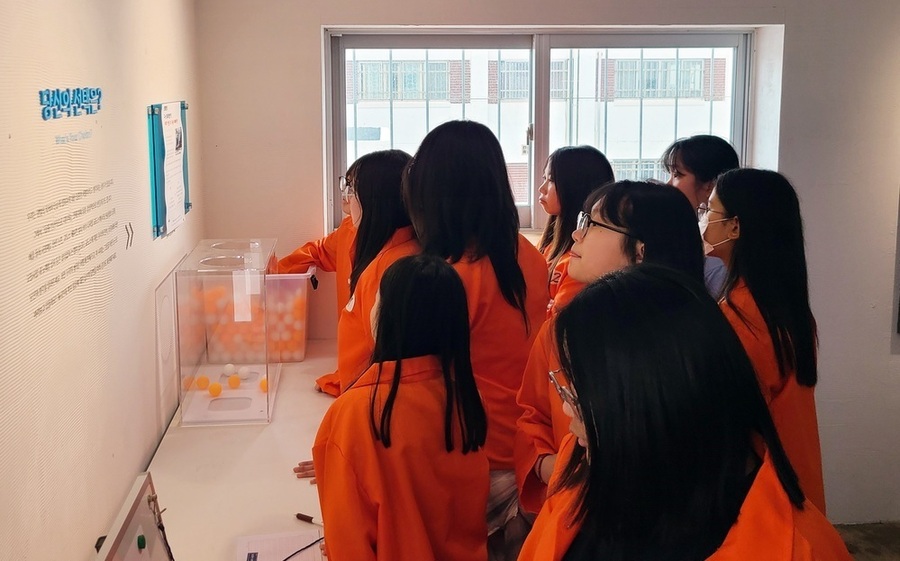 ▲ 빠삐용zip이 묻고 관람객이 답하다.ⓒ장흥군 제공