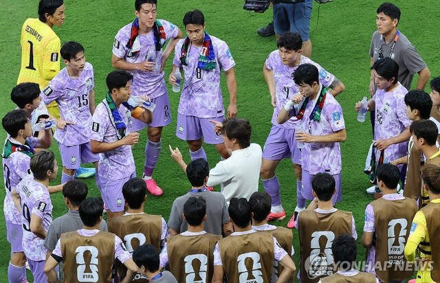 ▲ 18일(현지시간) 멕시코 사포판 과달라하라 스타디움에서 열린 2026 북중미 월드컵 A조 2차전 한국과 멕시코의 경기 장면. 선수들이 경기 중간 하이드레이션 브레이크 때 물을 마시며 홍명보 감독의 지시를 받고 있다. ⓒ연합뉴스